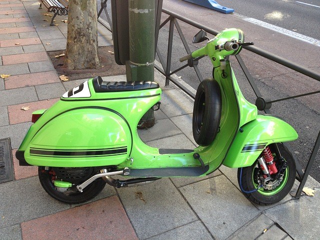 Hoe te verwijderen de achterwiel van een scooter