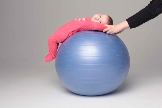 Hoe doe je oefeningen met een baby op een fitball