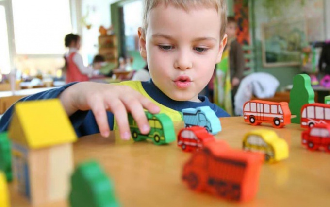 Hoe een kind voorbereiden voor de kleuterschool