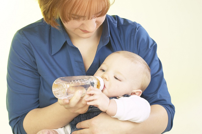 Is het nodig om een ​​pasgeboren baby tijdens de borstvoeding te melken?