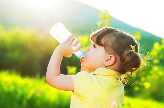 Hoeveel vloeistof moet een kind per dag drinken 