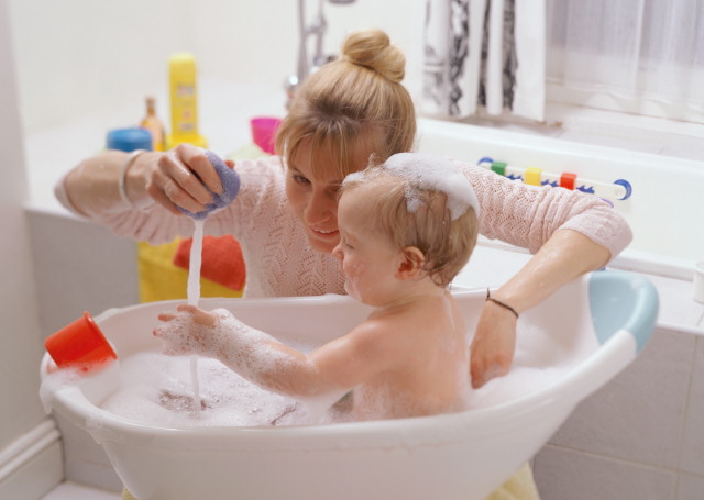 Spelen met het kind kan en moet overal zijn, zelfs tijdens het baden