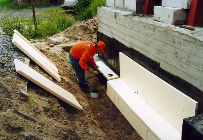 Hoe de fundering in het huis te isoleren