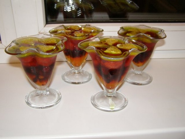 Fruit dessert met frisdrank water