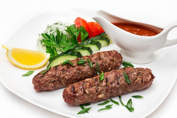 Koken kebabs met saus