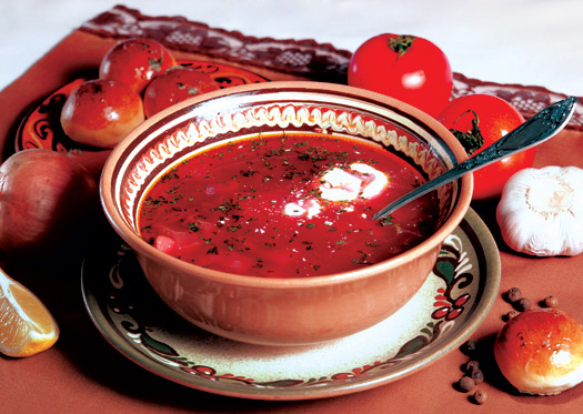 Hoe kook je borscht uit drie soorten vlees