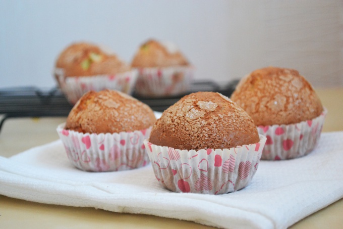 Hoe maak je cupcakes met gekonfijte ananas en mango