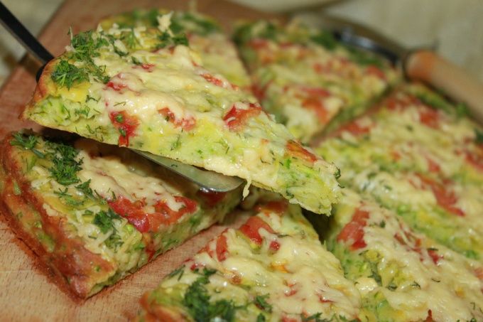 Hoe kookkalorie pizza uit courgettes koken