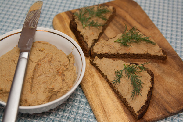 Hoe kook je een pate van kippenlever in een dubbele ketel