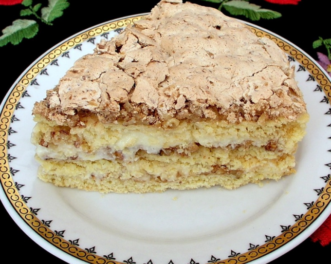 Hoe koekt u een cake met walnoten en vanillecrème