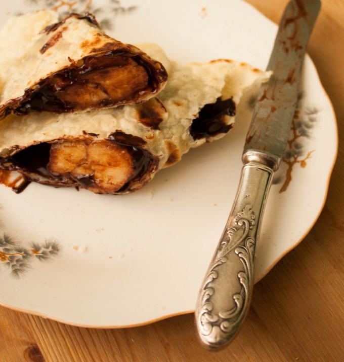 Pita brood met banaan en chocolade