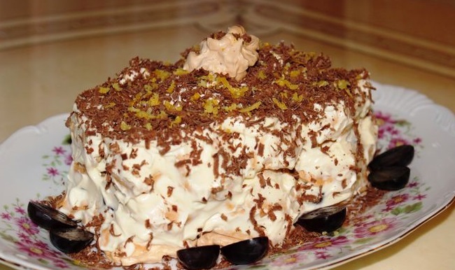 Schuimgebakjecake met mascarpone en druiven