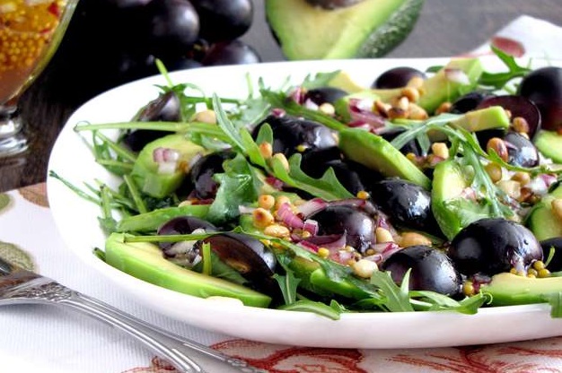 Salade Met Avocado En Zwarte Druiven