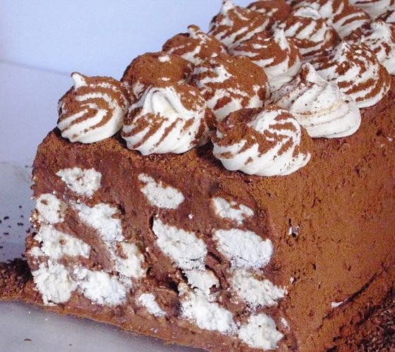 Chocolade-ijscake met meringue