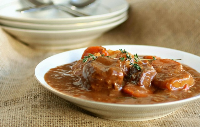 Het recept van Goulash bevat dergelijke verplichte ingrediënten zoals tomaten, hete en niet-scherpsmakende pepers en uien