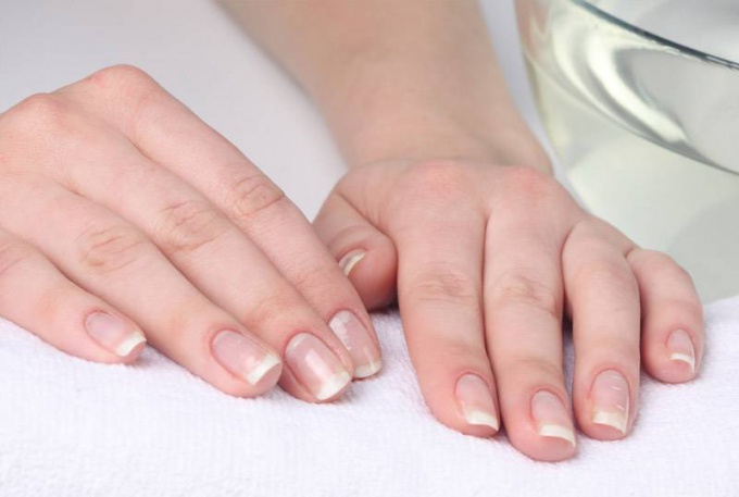 Hoe de nagels te whiten en te versterken 