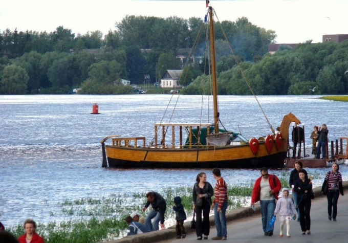 Hoe zal de parade van oude schepen in Veliky Novgorod plaatsvinden