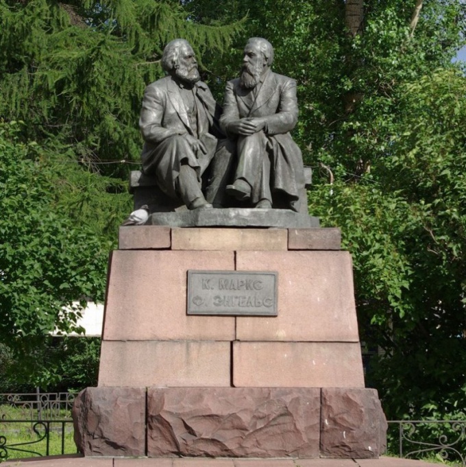 Monument voor Karl Marx en Friedrich Engels in Petrozavodsk