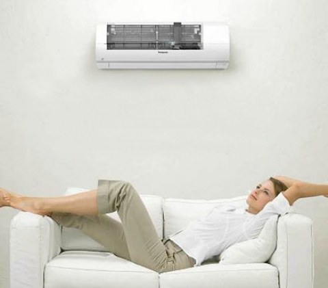 Waarom de airconditioner met warme lucht blaast