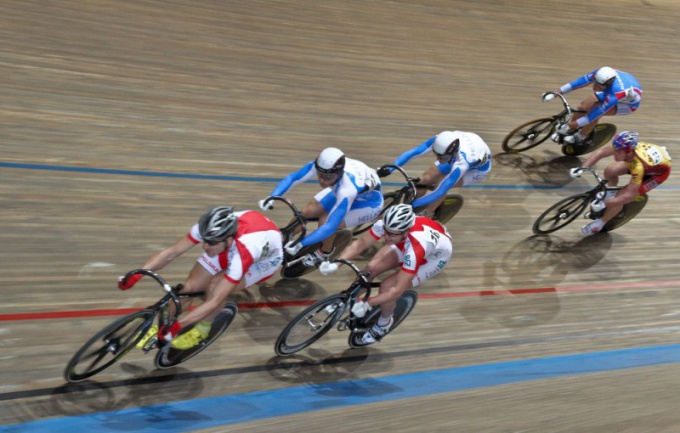 Zomerse olympische sporten: wandelen fietsen