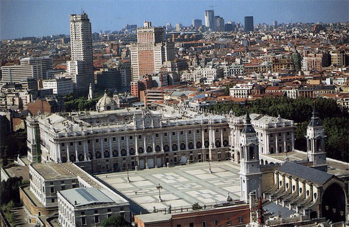 Koninklijk Paleis in Madrid: bouwmijlpalen