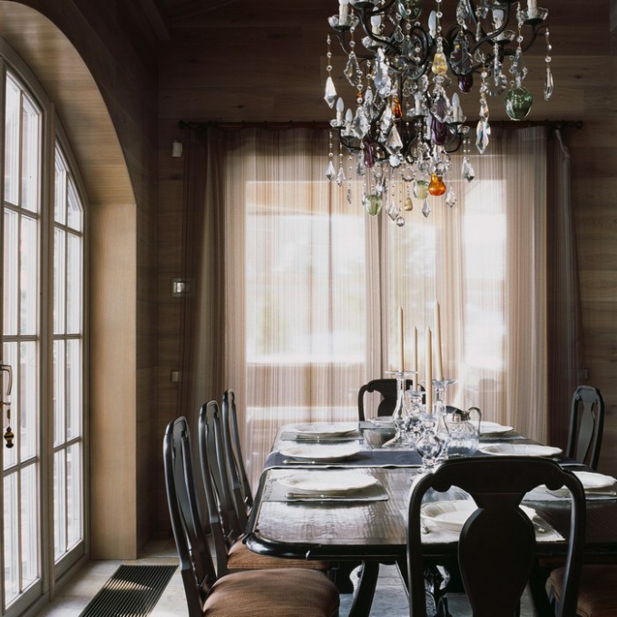 De juiste verlichting van de tafel in de eetkamer is een goed gekozen kroonluchter