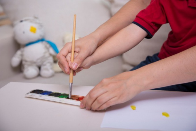 De handen van het kind schudden: wat te doen